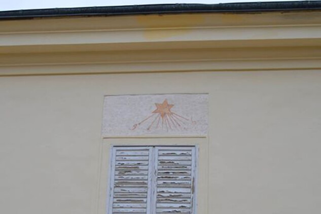 Sluneční hodiny na nádvoří zámku | © Fototéka NPÚ