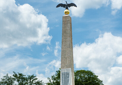 Františkův obelisk před slavnostním odhalením | © Maria Němeček