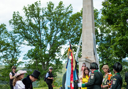 Moment před slavnostním odhalením | © Maria Němeček