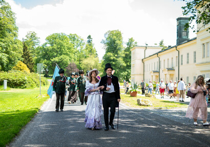Zahájení průvodu k monumentu | © Maria Němeček